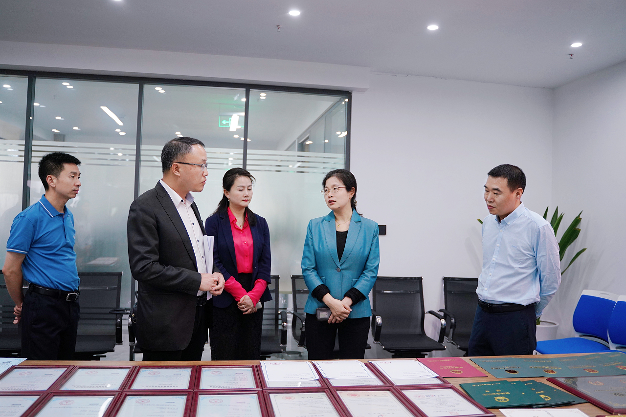 恩隆科技总经理张勇介绍业务